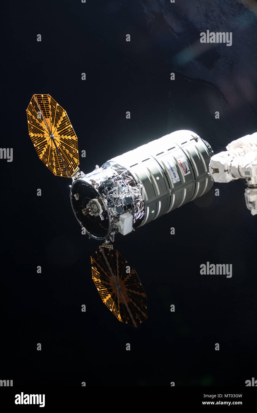 L'orbitale ATK Cygnus cargo navicella spaziale si avvicina alla stazione spaziale internazionale per alle prese dal Canada braccio 2 Maggio 24, 2018 in orbita intorno alla terra. Foto Stock