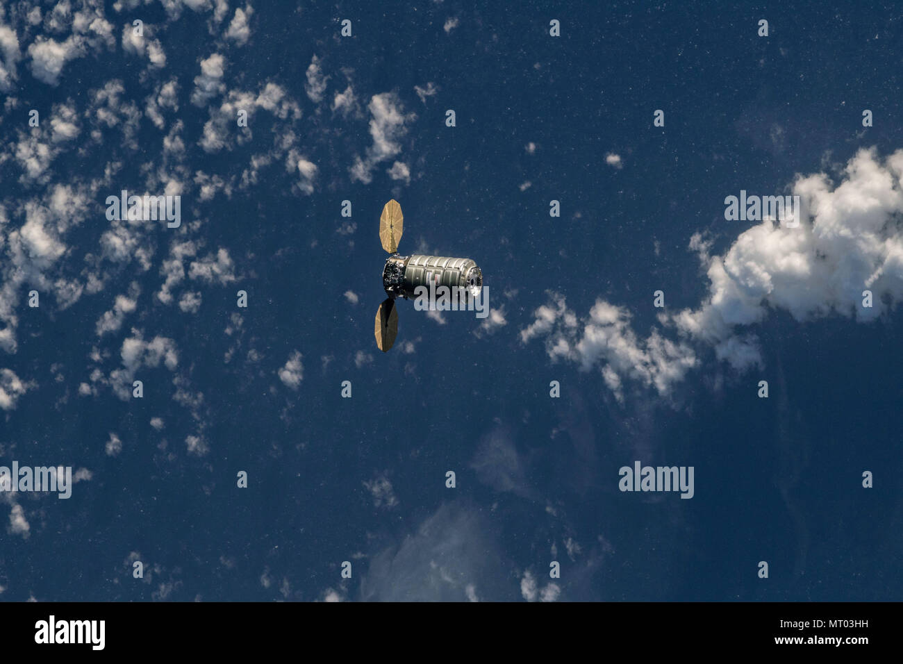 L'orbitale ATK Cygnus cargo navicella spaziale si avvicina alla stazione spaziale internazionale per alle prese dal Canada braccio 2 Maggio 24, 2018 in orbita intorno alla terra. Foto Stock