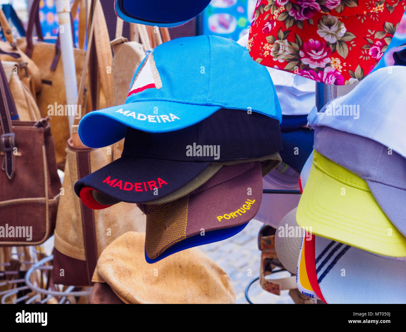 Cappello tradizionale souvenir sulla strada dell'isola di Madeira, Portogallo Foto Stock