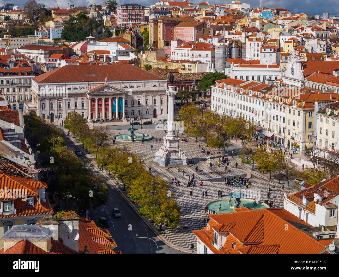 Lisbona, Portogallo - Marzo 16, 2018: i turisti che visitano la principale piazza Rossio celebrando i primi giorni di primavera in un giorno Foto Stock