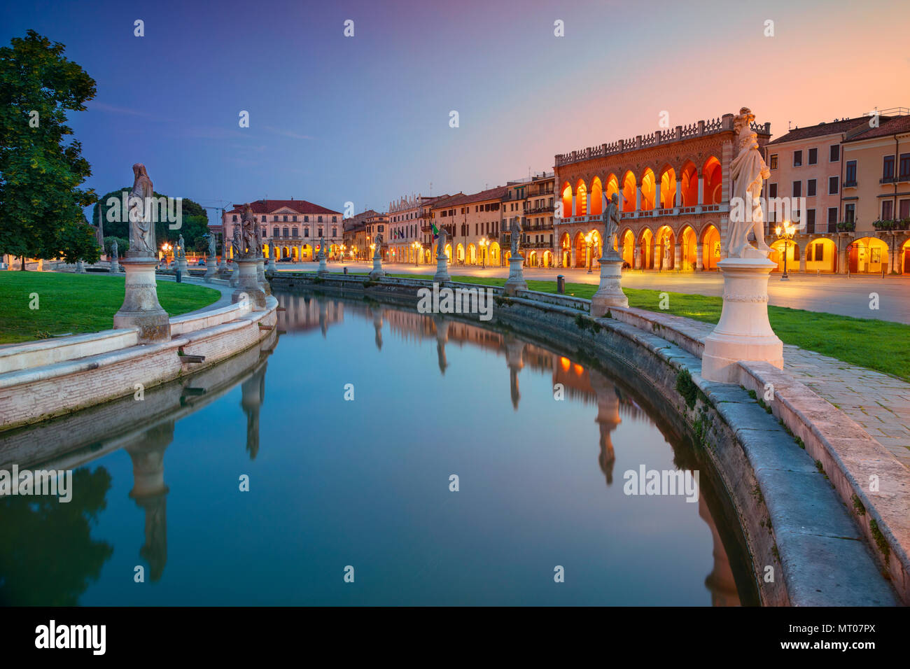 Padova. Cityscape immagine di Padova, Italia con Prato della Valle piazza durante il tramonto. Foto Stock