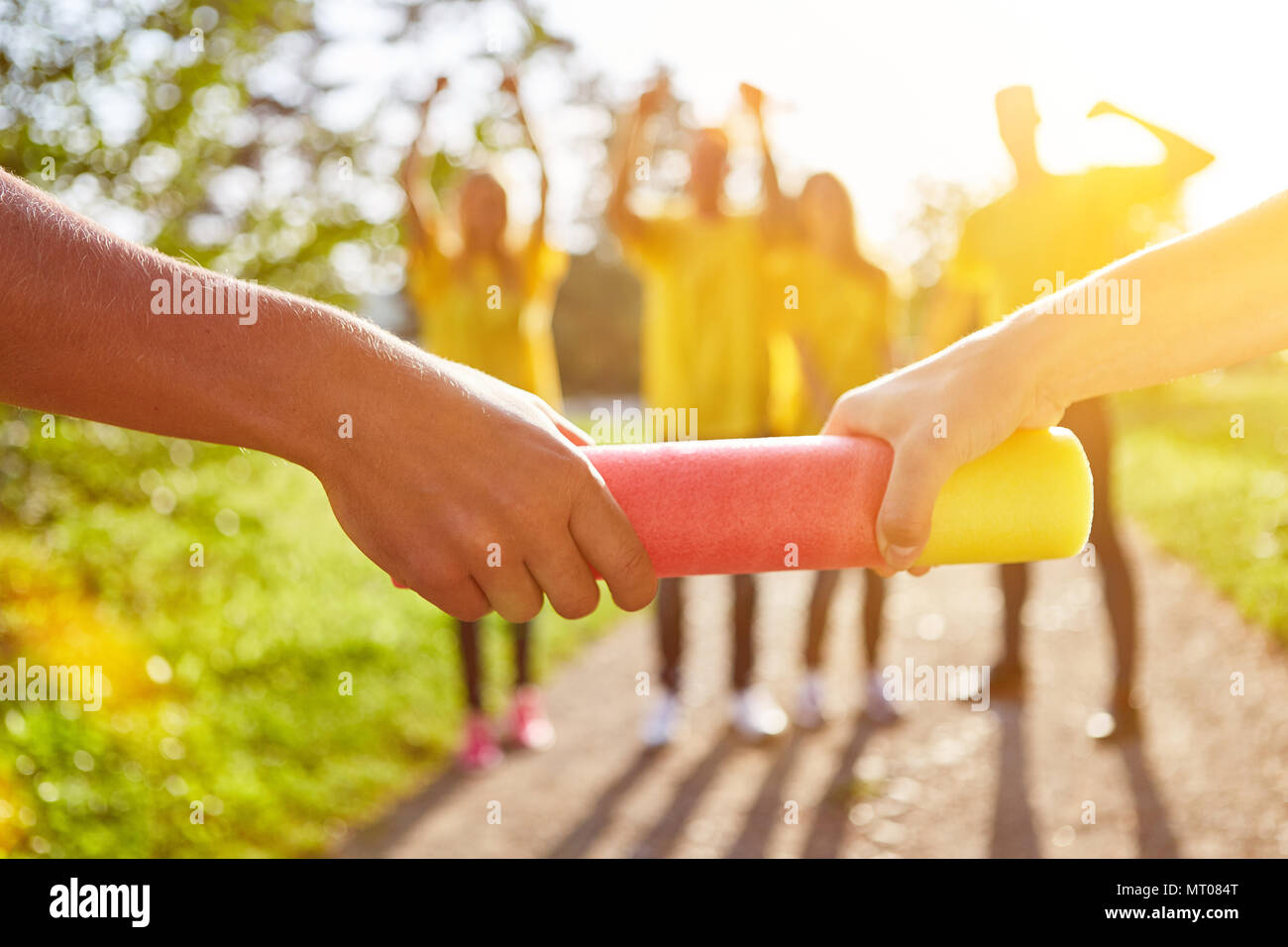 Il concetto di cooperazione con baton consegna all evento sportivo Foto Stock