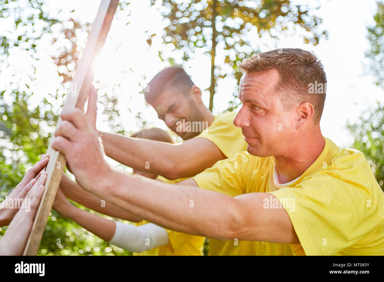I giovani subiscono conflittuale team training per lo spirito di squadra e forza Foto Stock
