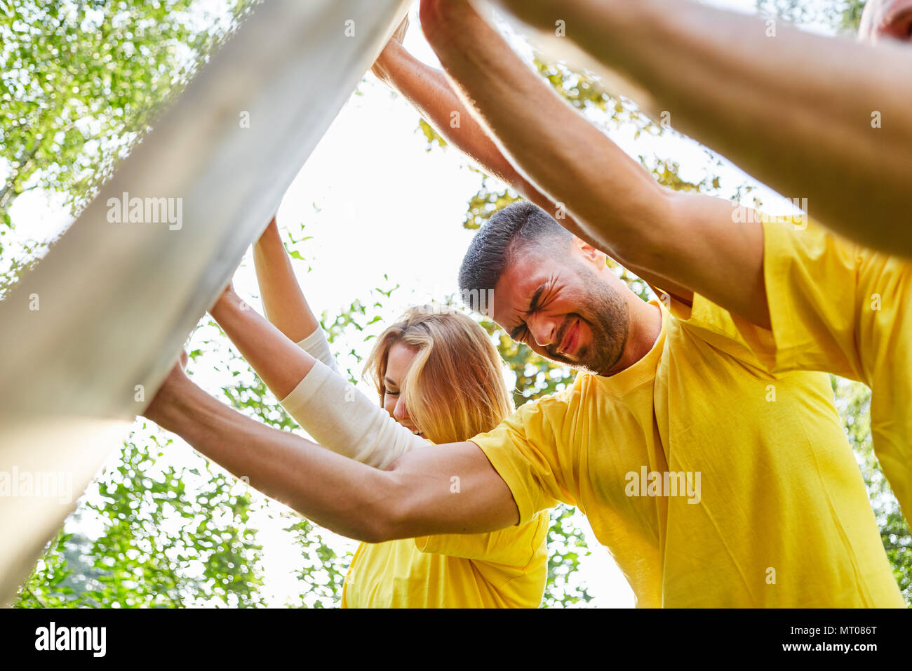Team sportivi i treni il lavoro di squadra in un gioco di forza e resistenza Foto Stock