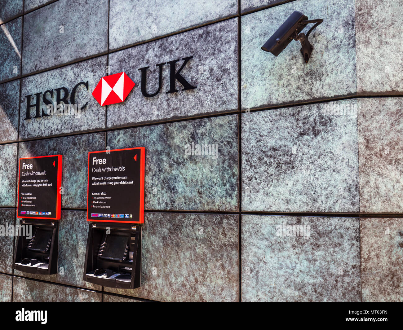 Banca di sicurezza - monitor CCTV HSBC cashpoints nella città di London Financial District Foto Stock