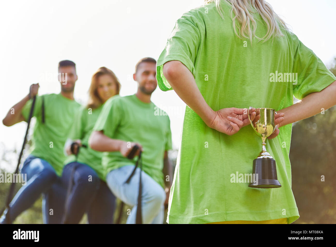 La coppa del vincitore è attesa per il successo di squadra al team building event Foto Stock