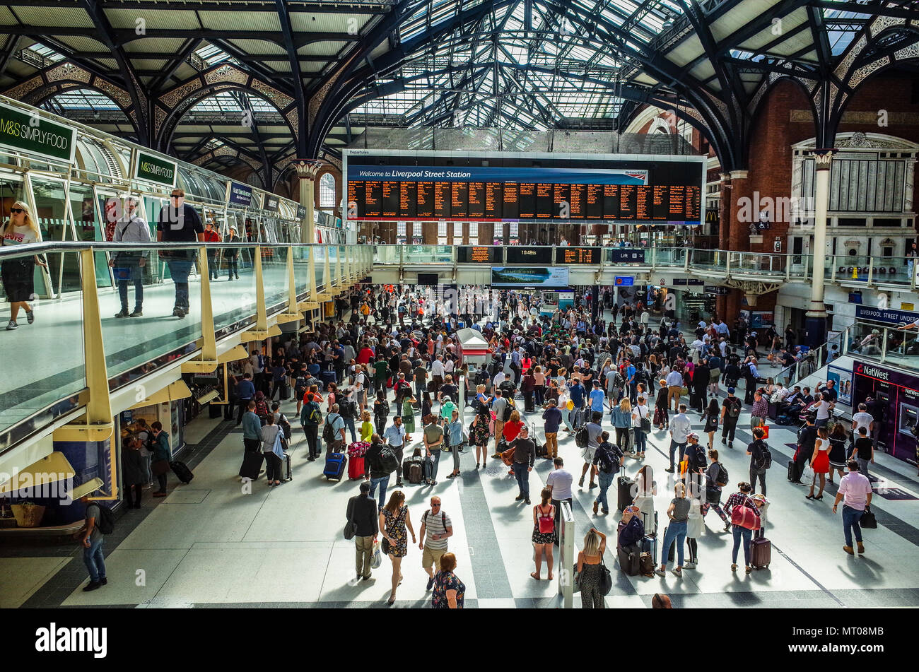 Dalla stazione di Liverpool Street London - pendolari a Liverpool Street Station, uno di Londra stazioni più trafficate. Si è aperto nel 1874. Foto Stock