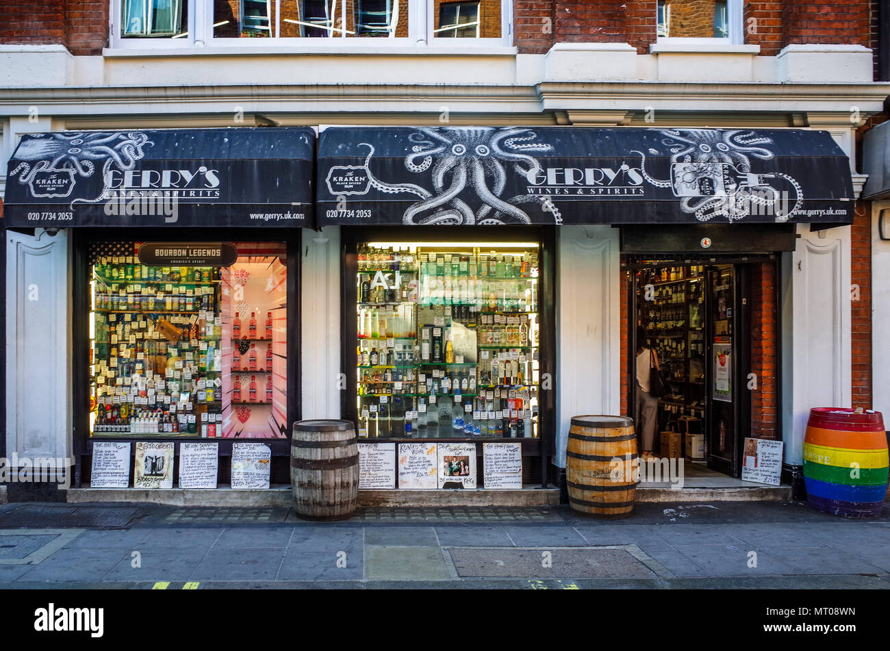 Soho Old Compton Street - Gerry's vini e liquori Old Compton St in Soho il quartiere del divertimento è noto per la vendita di rari e drink esotici Foto Stock