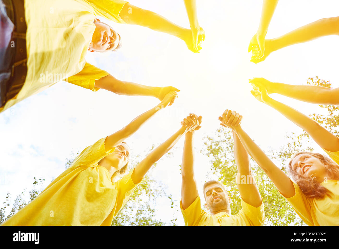 Gruppo tenendo le mani come la cooperazione e il concetto comunitario Foto Stock