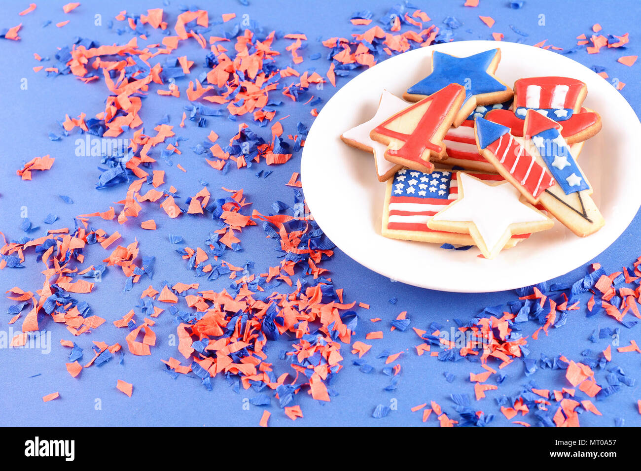 I cookie patriottica per il 4 di luglio su sfondo di confetti. Giorno di indipendenza concept Foto Stock