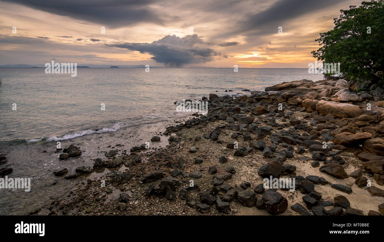 Una pioggia pesante giù versare sulla terraferma Malaysia orientale visto dal Perhentian Islands, fuori della costa Est della Malaysia. Foto Stock
