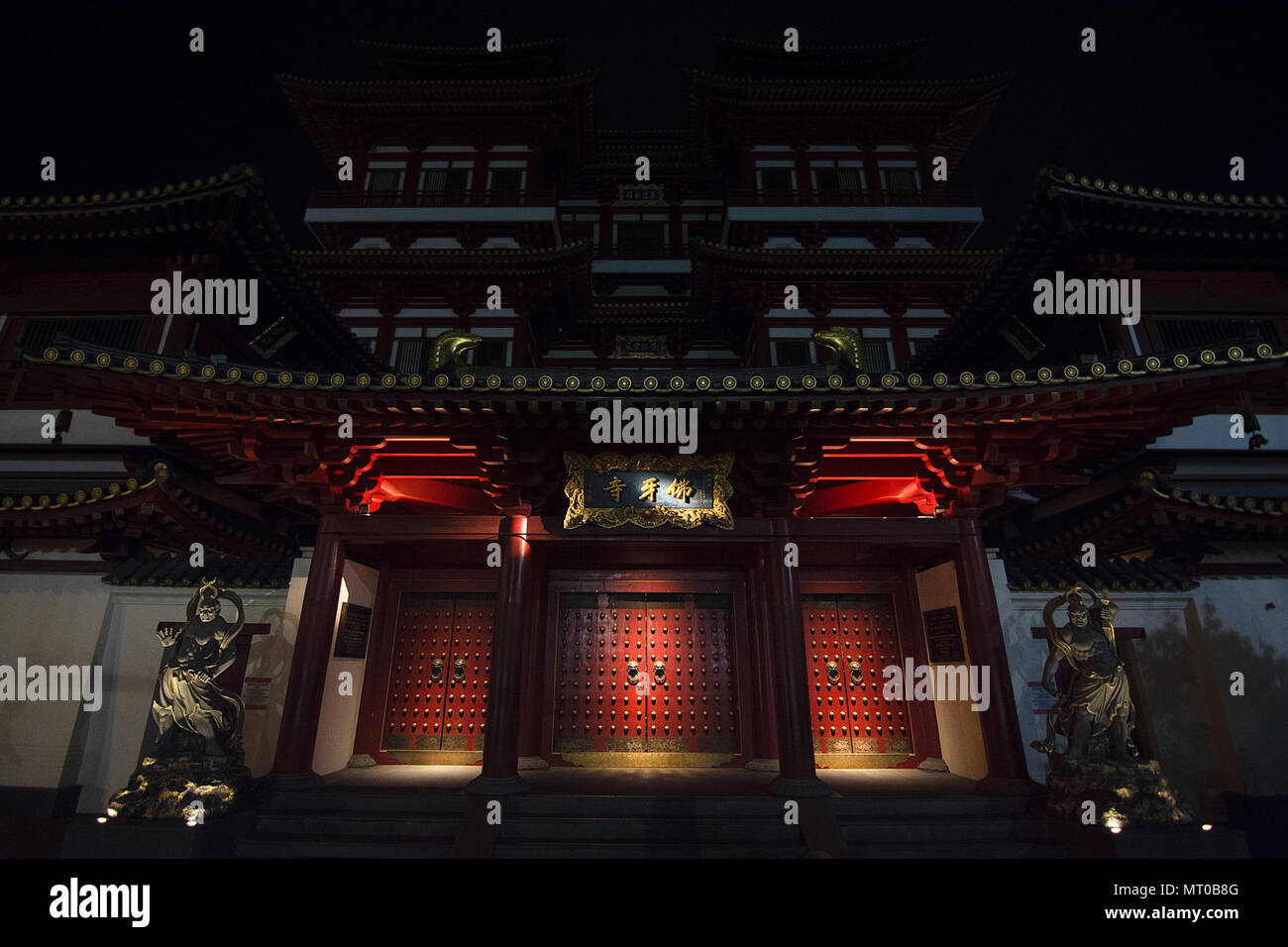 Il Dente del Buddha reliquia tempio di lombata town, Singapore di notte. Foto Stock