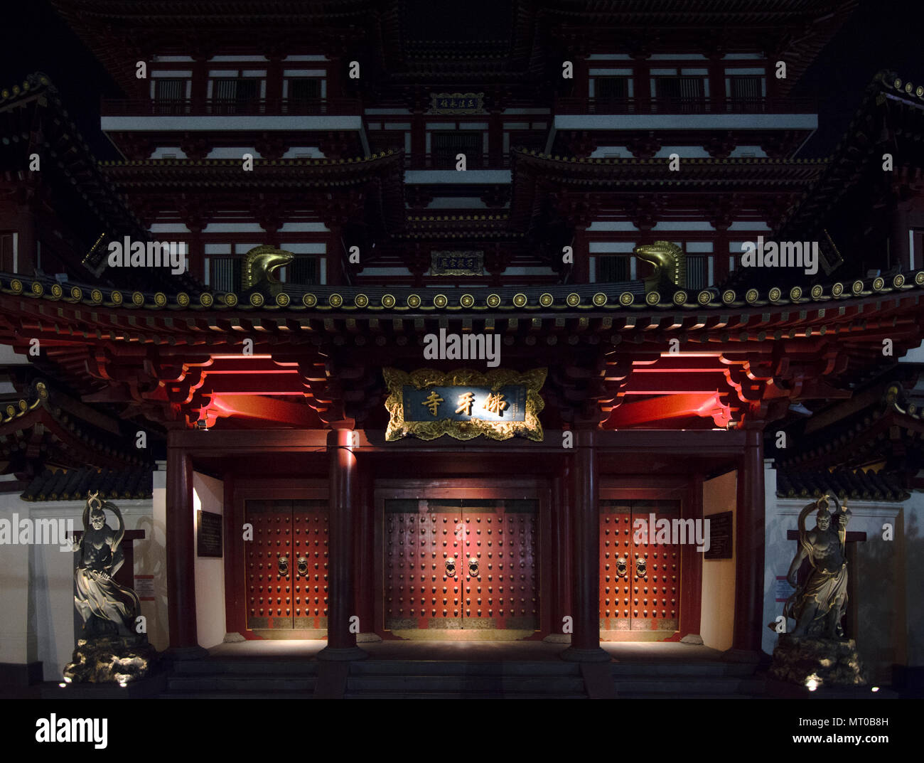 Il Dente del Buddha reliquia tempio di lombata town, Singapore di notte. Foto Stock