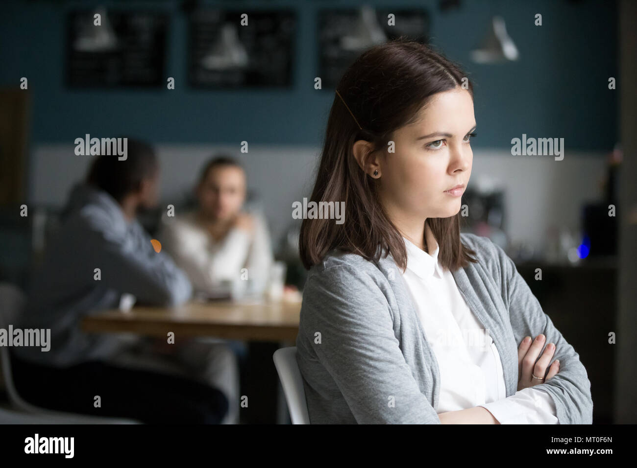 Frustrati donna millenario non avente alcun amici seduto da solo in c Foto Stock