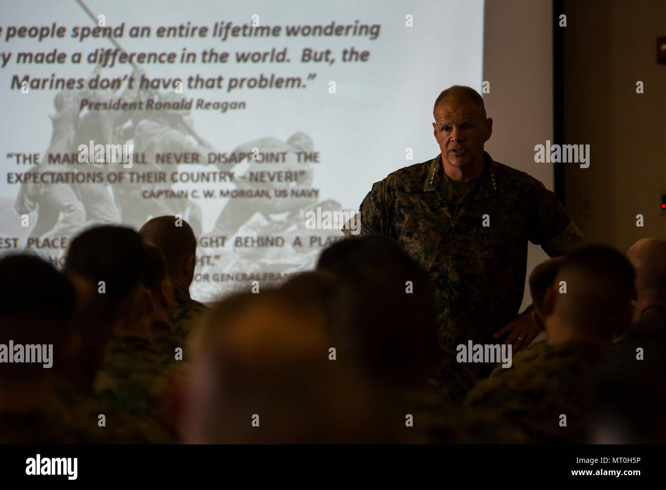 Il comandante del Marine Corps gen. Robert B. Neller parla di Marines a Marine Corps Air Station Yuma, Ariz., Luglio 7, 2017. Gen. Neller ha parlato ai marines circa il modo in cui essi dovrebbero trattare ogni altra e l importanza della nostra cultura. (U.S. Marine Corps foto scattata dal Lance Cpl. Christian Cachola) Foto Stock