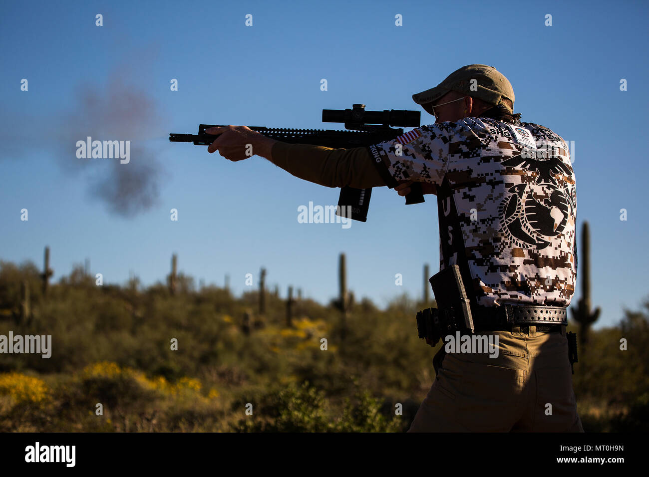 Stati Uniti Marine Corps Gunnery Sgt. Nathan calza, il personale Sottufficiale in carica della Marine Corps azione di scatto Team, impegna obiettivi durante la montagna Superstion mistero 3-Gun concorrenza a Mesa, Ariz., Venerdì, 24 marzo 2017. 3-Gun è una disciplina in cui i concorrenti impegnarsi obiettivi in scenari unici utilizzando fucili a canna rigata, fucili e pistole o qualsiasi combinazione dei tre. Il Marine Corps azione di scatto Team, basata al di fuori del Marine Corps base Quantico, Virginia, compete nelle gare in tutti gli Stati Uniti e all'estero. (U.S. Marine Corps foto scattata dal Lance Cpl. Christian Cachola) Foto Stock