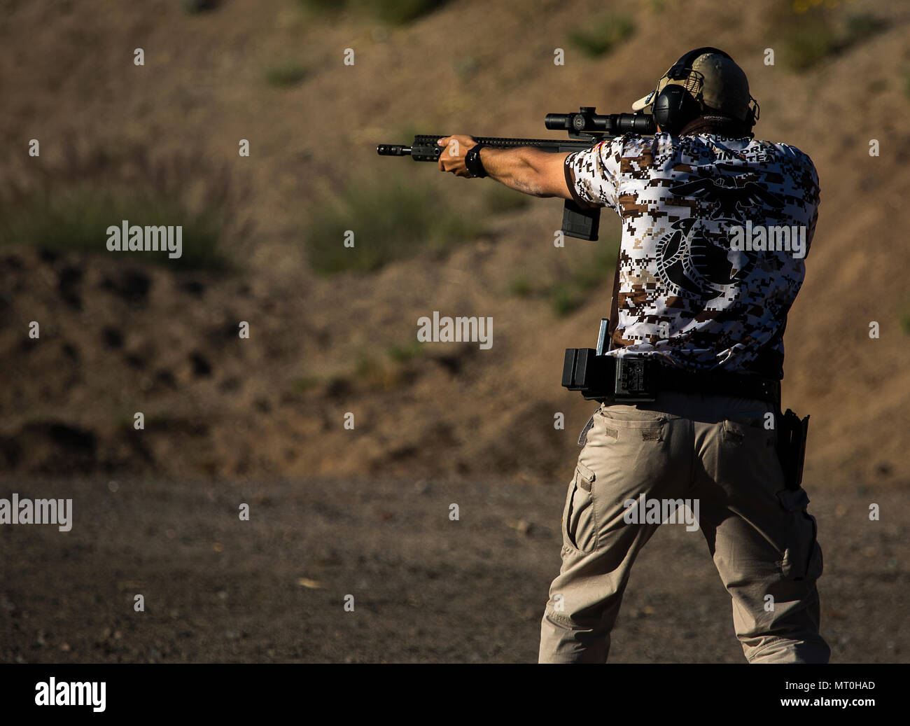 Stati Uniti Marine Corps Staff Sgt. Martin Lucero, un istruttore concorrente assegnato al Marine Corps azione di scatto Team, impegna obiettivi durante la superstizione mistero di montagna 3-Gun concorrenza a Mesa, Ariz., Venerdì, 24 marzo 2017. 3-Gun è una disciplina in cui i concorrenti impegnarsi obiettivi in scenari unici utilizzando fucili a canna rigata, fucili e pistole o qualsiasi combinazione dei tre. Il Marine Corps azione di scatto Team, basata al di fuori del Marine Corps base Quantico, Virginia, compete nelle gare in tutti gli Stati Uniti e all'estero. (U.S. Marine Corps foto scattata dal Lance Cpl. Christian Cachola) Foto Stock