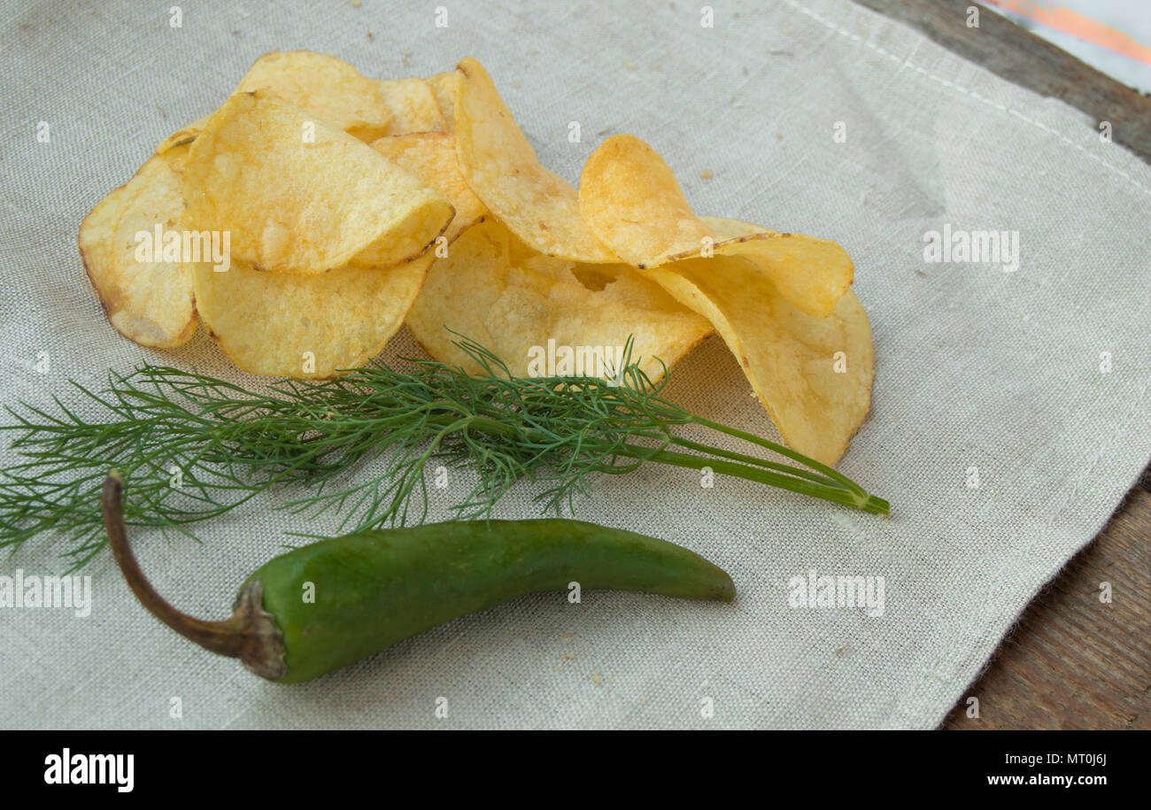 Spicy potato chips con pepe e aneto, luogo per il vostro testo. Foto Stock