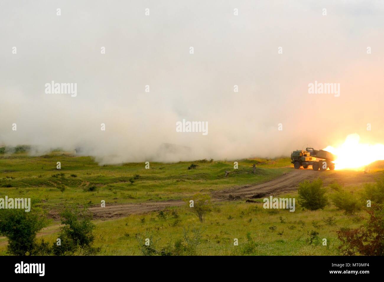 5° Battaglione, 113Campo reggimento di artiglieria, Dakota del Sud la Guardia Nazionale è una batteria, 1/147th campo battaglione di artiglieria e della Romania LAROM 8 soldati dei vigili del fuoco di razzi dal lancio di più sistemi a razzo durante un combinato di armi fuoco vivo esercizio per illustri visitatori al giorno durante la fase di esercizio di Saber custode, 15 luglio, 2017. Illustri visitatori al giorno incluso Klaus Iohannis, attuale Presidente della Romania, U.S. Esercito gen. James McConville, Vice Capo di Stato Maggiore dell esercito, U.S. Esercito Lt. Gen. Ben Hodges, comandante generale, U.S. Esercito in Europa e Stati Uniti Esercito il Mag. Gen. Timothy Mcguire, Vice Comm Foto Stock