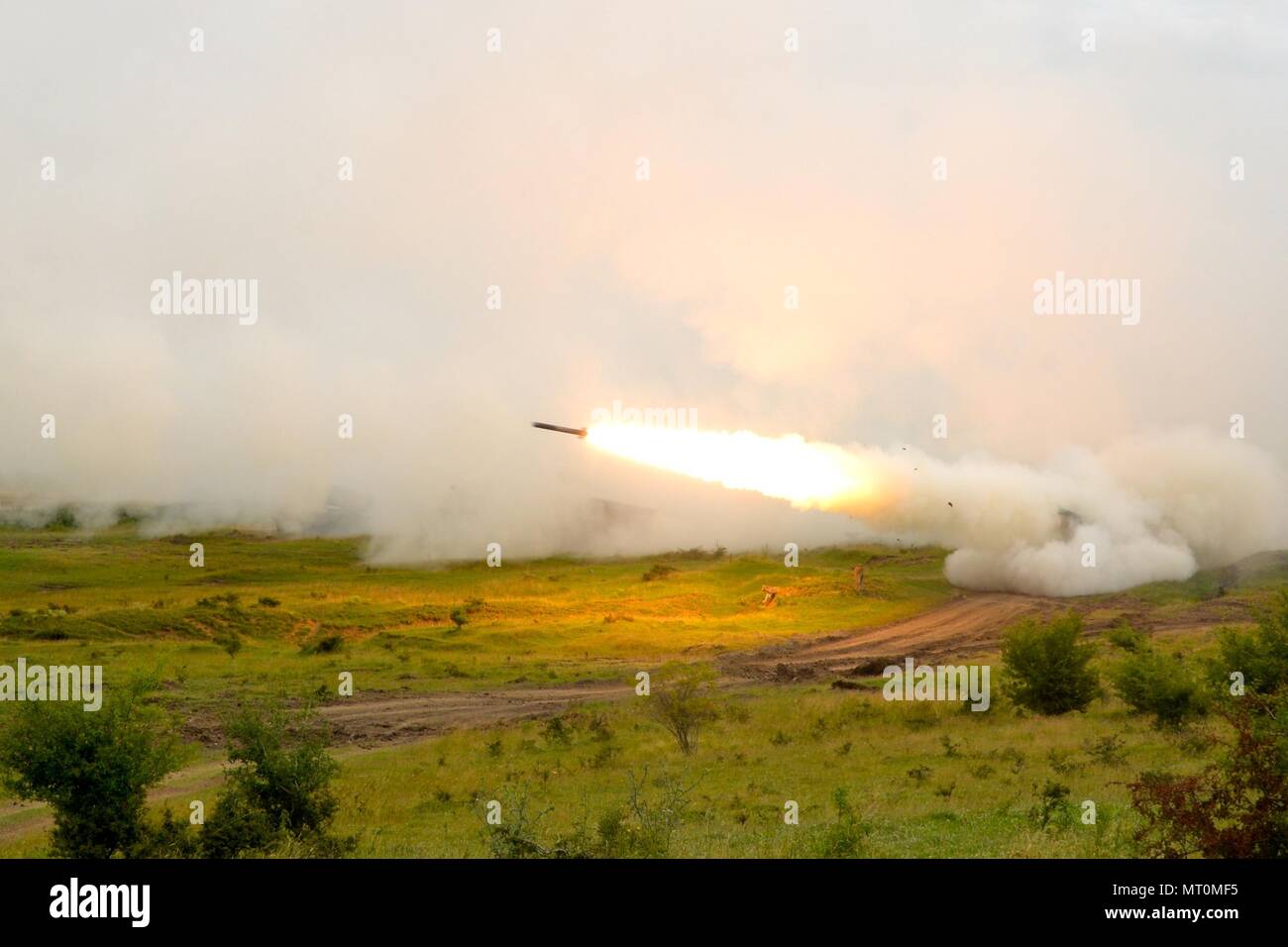 5° Battaglione, 113Campo reggimento di artiglieria, Dakota del Sud la Guardia Nazionale è una batteria, 1/147th campo battaglione di artiglieria e della Romania LAROM 8 soldati dei vigili del fuoco di razzi dal lancio di più sistemi a razzo durante un combinato di armi fuoco vivo esercizio per illustri visitatori al giorno durante la fase di esercizio di Saber custode, 15 luglio, 2017. Illustri visitatori al giorno incluso Klaus Iohannis, attuale Presidente della Romania, U.S. Esercito gen. James McConville, Vice Capo di Stato Maggiore dell esercito, U.S. Esercito Lt. Gen. Ben Hodges, comandante generale, U.S. Esercito in Europa e Stati Uniti Esercito il Mag. Gen. Timothy Mcguire, Vice Comm Foto Stock