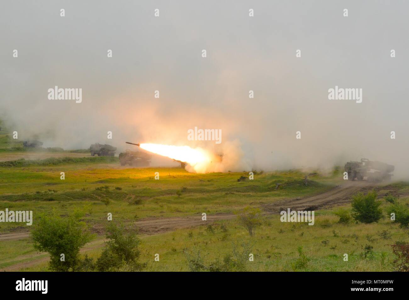 5° Battaglione, 113Campo reggimento di artiglieria, Dakota del Sud la Guardia Nazionale è una batteria, 1/147th campo battaglione di artiglieria e della Romania LAROM 8 soldati dei vigili del fuoco di razzi dal lancio di più sistemi a razzo durante un combinato di armi fuoco vivo esercizio per illustri visitatori al giorno durante la fase di esercizio di Saber custode, 15 luglio, 2017. Illustri visitatori al giorno incluso Klaus Iohannis, attuale Presidente della Romania, U.S. Esercito gen. James McConville, Vice Capo di Stato Maggiore dell esercito, U.S. Esercito Lt. Gen. Ben Hodges, comandante generale, U.S. Esercito in Europa e Stati Uniti Esercito il Mag. Gen. Timothy Mcguire, Vice Comm Foto Stock