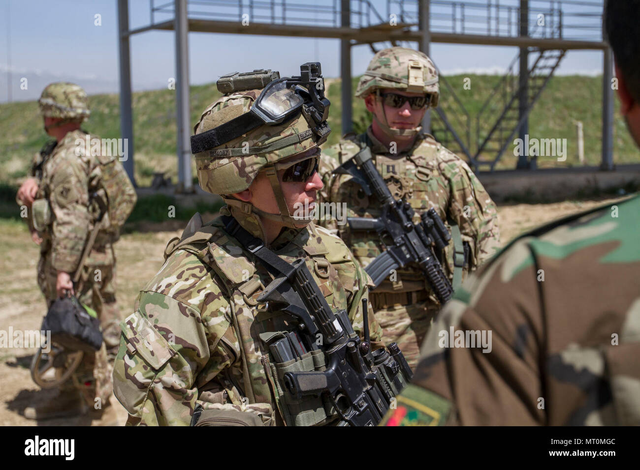 Il Mag. Carmen Bucci, TF Spartan operations officer, parla con l esercito nazionale afghano comandanti in corrispondenza di una giunzione combattere fuori Post il 16 maggio. Il JCOP eserciti forze di sicurezza nazionali afgane a Rabat, Parwan, Provincia, Afghanistan che collaborare con le forze della coalizione. Foto Stock