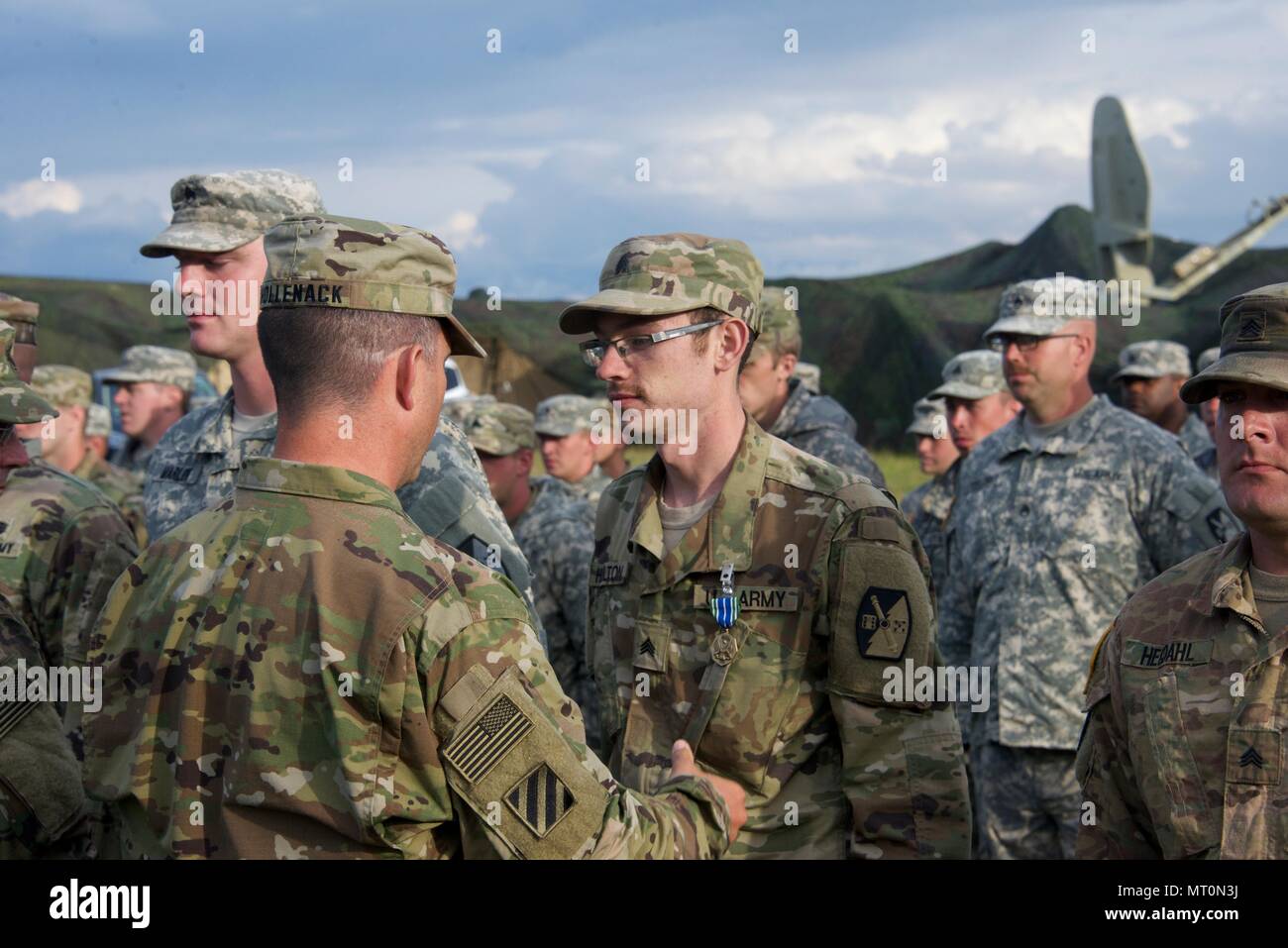 Soldati del 5° Battaglione, 113Campo Reggimento di Artiglieria e del South Dakota National Guard per condurre una formazione finale in cui i soldati sono riconosciute con un esercito Conquista la medaglia per il loro appoggio e la loro professionalità durante l'esercizio Saber custode, 16 giugno 2017. Esercizio Saber custode '17 è un U.S. Comando europeo che si svolge in Ungheria, la Romania e la Bulgaria che coinvolgono più di 25.000 membri del servizio da oltre venti alleato e nazioni partner. Il più grande della regione del Mar Nero esercizi, Saber Guardian 17 è il principale evento di formazione per gli Stati Uniti Esercito in Europa e le nazioni partecipanti che wil Foto Stock