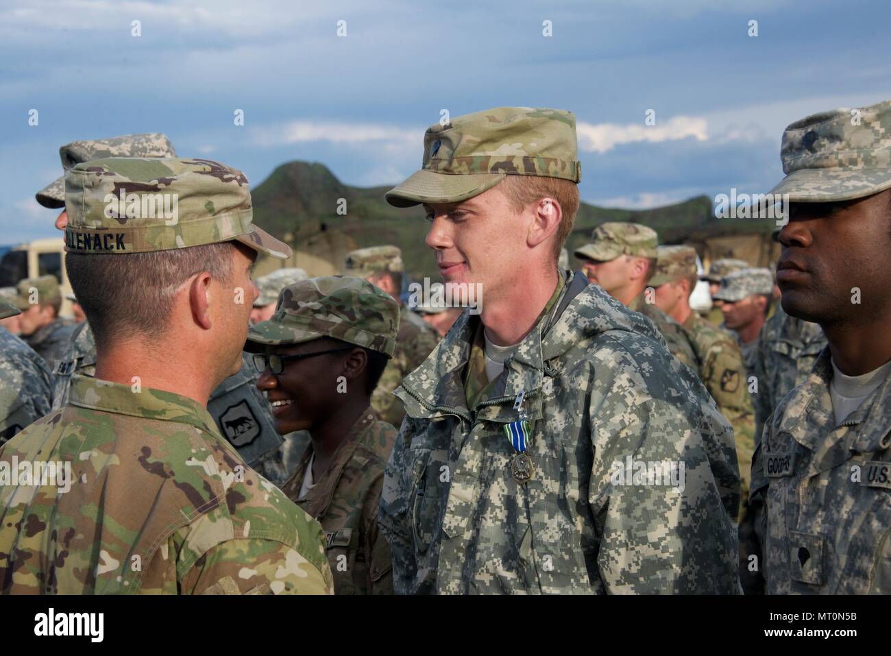 Soldati del 5° Battaglione, 113Campo Reggimento di Artiglieria e del South Dakota National Guard per condurre una formazione finale in cui i soldati sono riconosciute con un esercito Conquista la medaglia per il loro appoggio e la loro professionalità durante l'esercizio Saber custode, 16 giugno 2017. Esercizio Saber custode '17 è un U.S. Comando europeo che si svolge in Ungheria, la Romania e la Bulgaria che coinvolgono più di 25.000 membri del servizio da oltre venti alleato e nazioni partner. Il più grande della regione del Mar Nero esercizi, Saber Guardian 17 è il principale evento di formazione per gli Stati Uniti Esercito in Europa e le nazioni partecipanti che wil Foto Stock