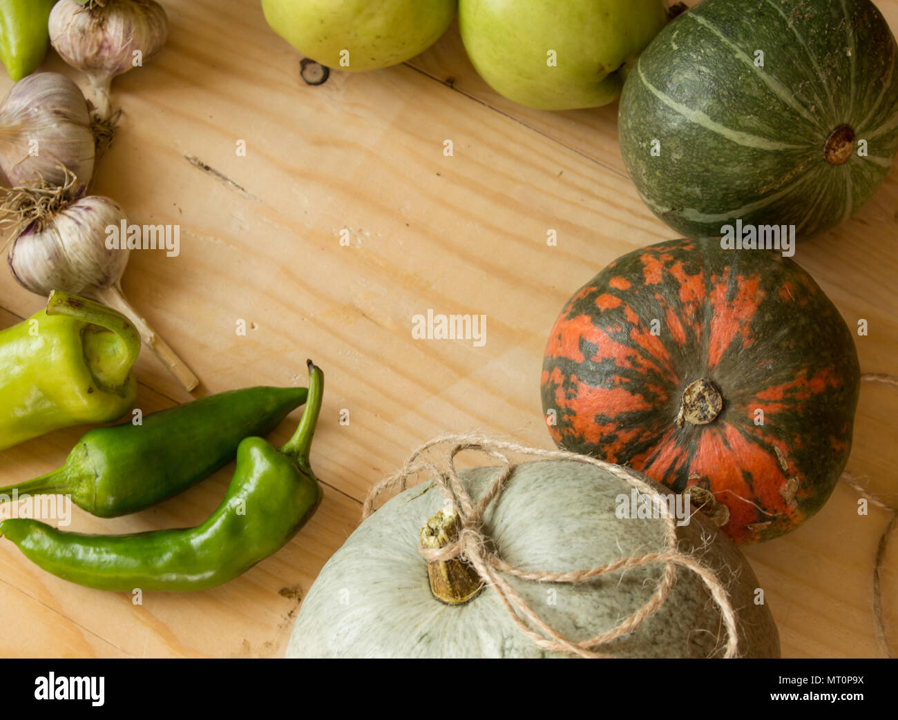 Il raccolto o ringraziamento lo sfondo con frutti autunnali e zucche su una tavola in legno rustico, copia dello spazio. Foto Stock