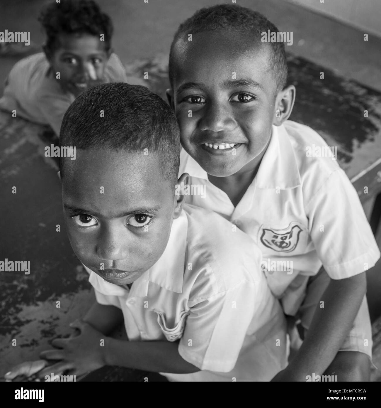 Tre ragazzi Fijiano al Khalsa Scuola Primaria posano per una foto durante la Pacific Angelo 17-3 in ba, Figi, luglio 18, 2017. I ragazzi sono gli studenti a un ingegnere civile sito in fase di ristrutturazione per le loro apparecchiature elettriche e impianti idrosanitari finalizzate al miglioramento della qualità della vita. Stati Uniti e servizio Fijiano membri hanno lavorato fianco a fianco rafforzare gli studenti' la vita attraverso il miglioramento delle infrastrutture progetti su richiesta del governo delle Figi. (U.S. Air Force foto/Tech. Sgt. Benjamin W. Stratton) Foto Stock