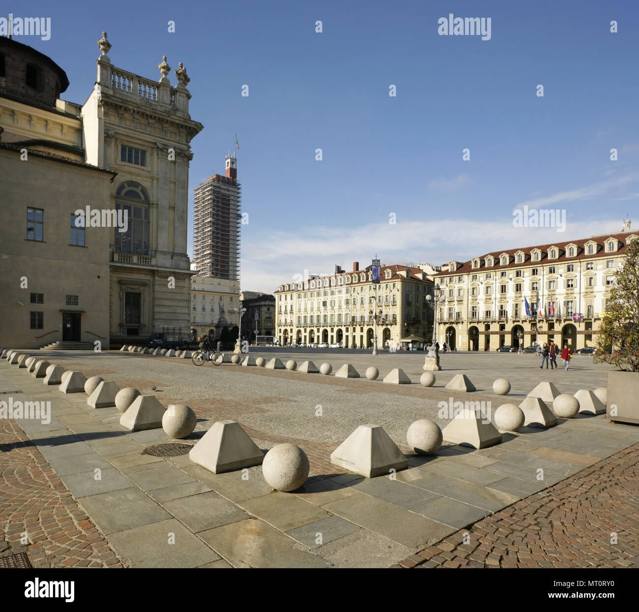 Piazza Castello, Torino, Italia con il Palazzo Madama antico e il museo di arti decorative sulla sinistra. Foto Stock