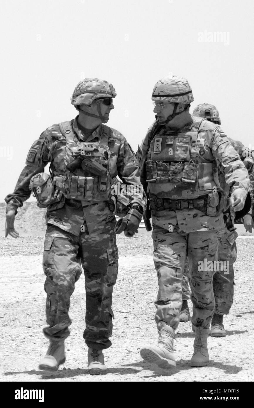 Stati Uniti Esercito Lt. Gen. Stephen Townsend, comandante della Combined Joint Task Force inerente operazione di risolvere, sinistra, colloqui con lo spagnolo Brig. Gen. D. Luis Martín-Rabadán, Task Force Besmayah,Task Force Comandante durante una visita alla gamma Besmaya complessa, Iraq, 12 luglio, 2017. La gamma Besmaya complesso è uno dei quattro Combined Joint Task Force - Funzionamento inerenti risolvere la costruzione di capacità del partner location dedicate ai partner di formazione delle forze e il miglioramento della loro efficacia sul campo di battaglia. CJTF-funzione OIR è la coalizione globale per sconfiggere ISIS in Iraq e la Siria. (U.S. Illustrazione dell'esercito da Cpl. Tracy M Foto Stock