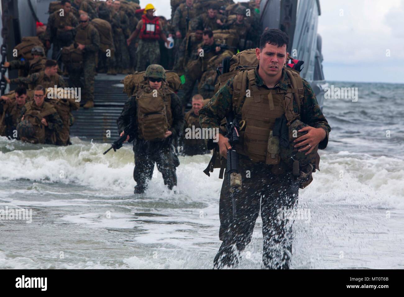 Stati Uniti Marines con 26 Marine Expeditionary Unit (MEU) uscire a U.S. Navy Landing Craft Utility durante lo squadrone anfibio - MEU integrazione professionale (PMINT) a Onslow Beach, N.C., 17 luglio 2017. PMINT consente il Navy-Marine Corps team per migliorare l'interoperabilità ed esercitare le capacità uniche dell'Amphibious Task Force. (U.S. Marine Corps foto di Sgt. Clemente C. Garcia / rilasciato) Foto Stock