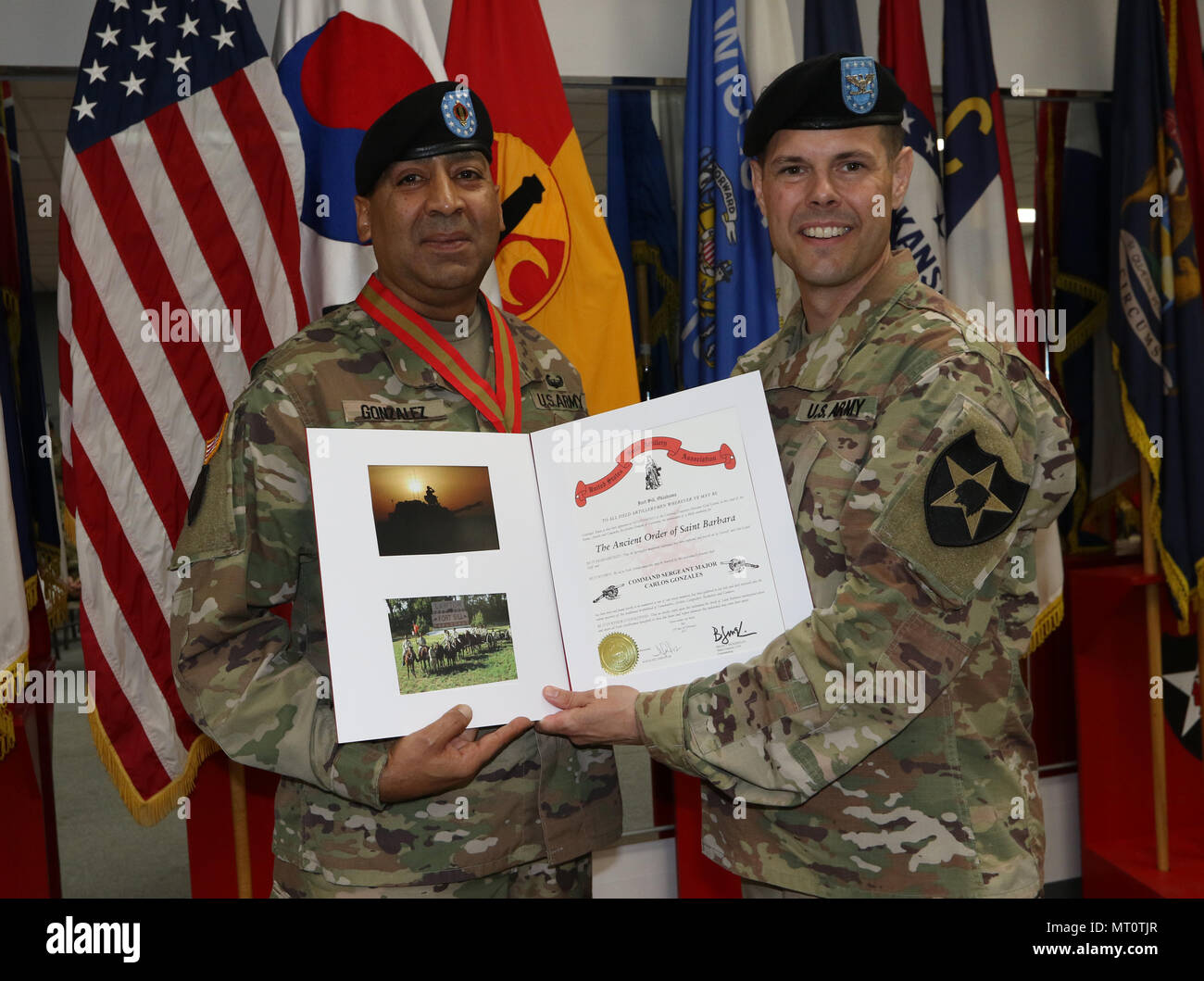 Col. John B. Mountford, il campo 210th artiglieria comandante di brigata, presenta l'antico Ordine di Santa Barbara di 210th FA BDE. Il comando in uscita sergente maggiore, il comando Sgt. Il Mag. Carlos G. Gonzalez-Pabon, a Carey palestra, Camp Casey, Corea del Sud, 12 luglio, 2017. Firmato da magg. Gen. Brian J. McKiernan, comandante dell'U.S. Esercito degli incendi è il centro di eccellenza, l'antico ordine è il più distinto livello della società militare di Santa Barbara. (U.S. Esercito foto di Sgt. Michelle U. Blesam, 210th FA BDE PAO) Foto Stock