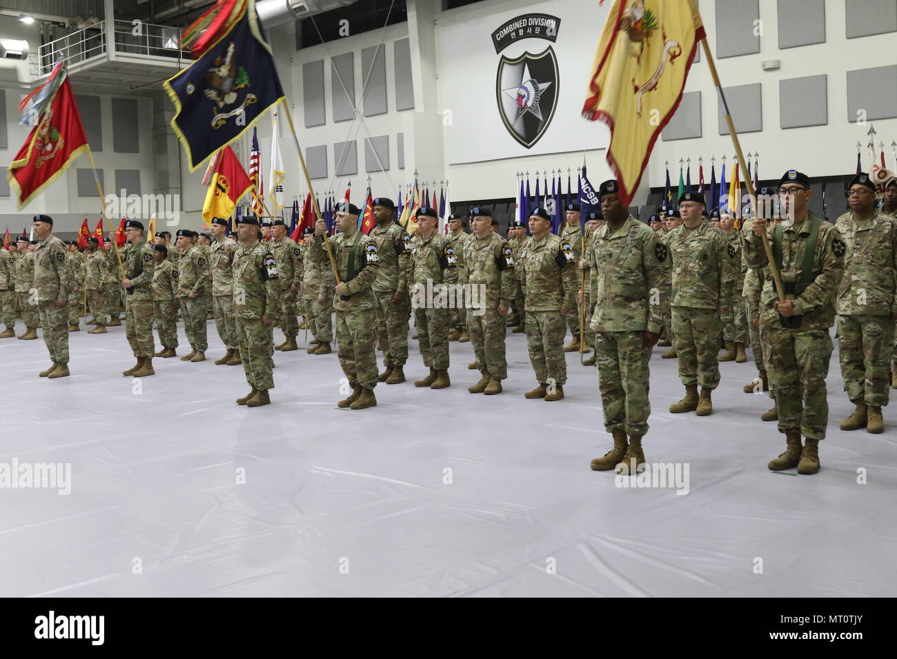 Campo 210th brigata di artiglieria, seconda divisione di fanteria/ROK-US Divisione combinato detiene un cambiamento di responsabilità cerimonia alla Carey palestra, Camp Casey, Corea del Sud, 12 luglio, 2017. 210Th FA BDE. onorato il comando in uscita sergente maggiore, il comando Sgt. Il Mag. Carlos G. Gonzalez-Pabon e ha accolto con favore il comando Sgt. Principali Erick R. Macher. (U.S. Esercito foto di Sgt. Michelle U. Blesam, 210th FA BDE PAO) Foto Stock