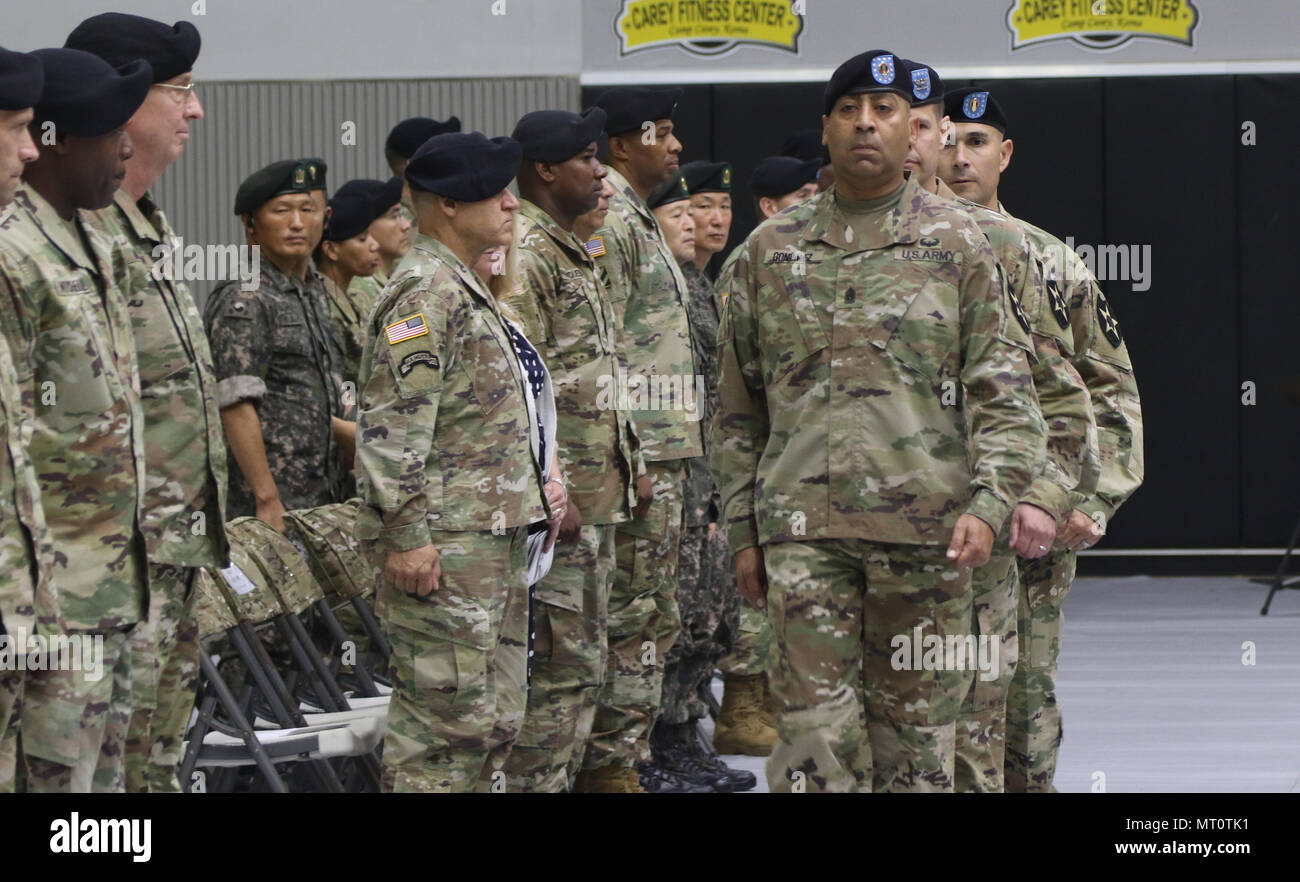 Campo 210th brigata di artiglieria, seconda divisione di fanteria/ROK-US Divisione combinato detiene un cambiamento di responsabilità cerimonia alla Carey palestra, Camp Casey, Corea del Sud, 12 luglio, 2017. 210Th FA BDE. onorato il comando in uscita sergente maggiore, il comando Sgt. Il Mag. Carlos G. Gonzalez-Pabon e ha accolto con favore il comando Sgt. Principali Erick R. Macher. (U.S. Esercito foto di Sgt. Michelle U. Blesam, 210th FA BDE PAO) Foto Stock