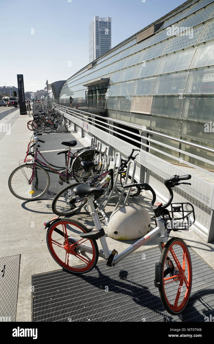 Le biciclette presso la nuova stazione di Porta Susa a Torino, Italia, con  il Grattacielo Intesa Sanpaolo ufficio edificio dietro Foto stock - Alamy