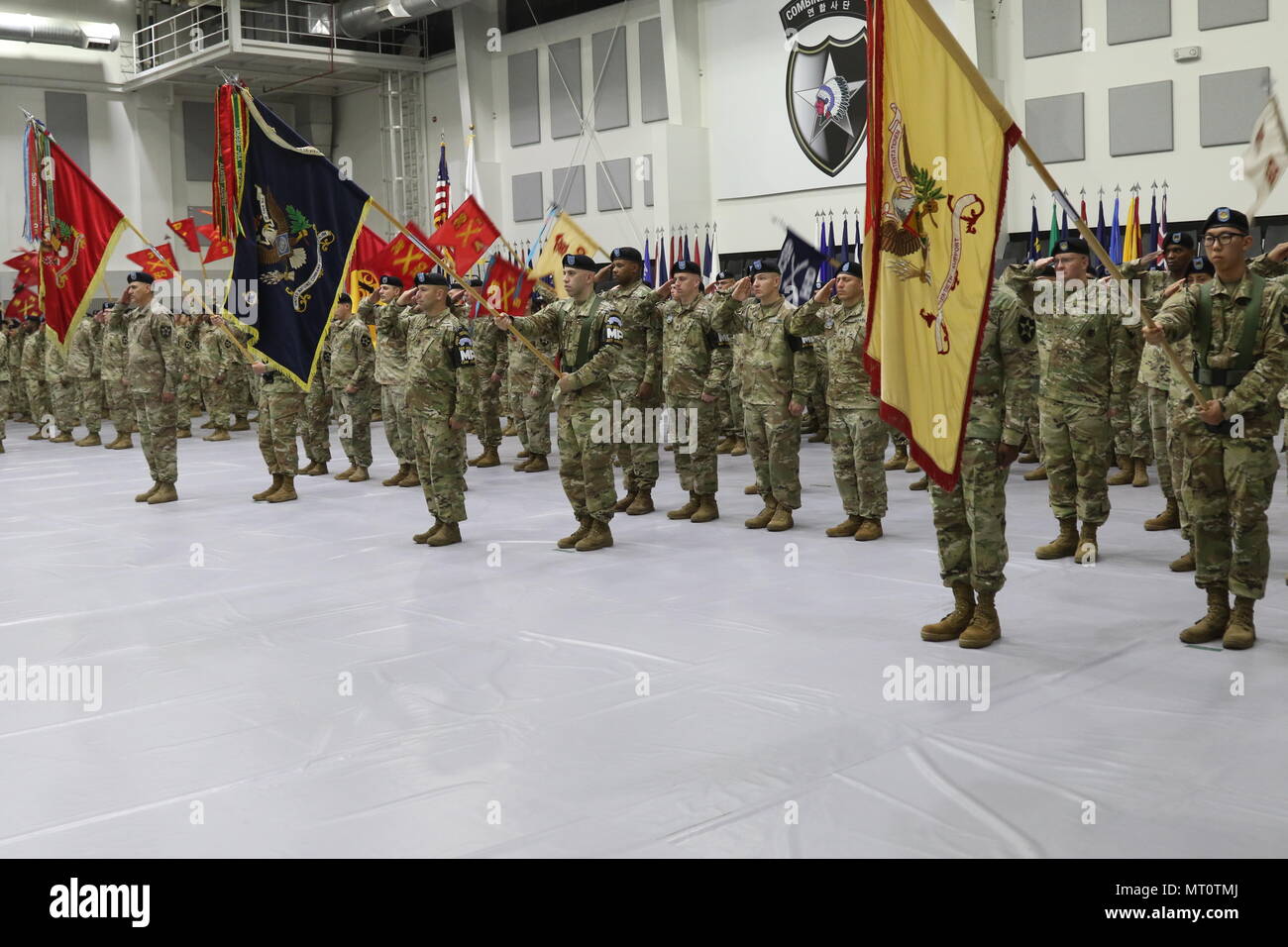 Campo 210th brigata di artiglieria, seconda divisione di fanteria/ROK-US Divisione combinato detiene un cambiamento di responsabilità cerimonia alla Carey palestra, Camp Casey, Corea del Sud, 12 luglio, 2017. 210Th FA BDE. onorato il comando in uscita sergente maggiore, il comando Sgt. Il Mag. Carlos G. Gonzalez-Pabon e ha accolto con favore il comando Sgt. Principali Erick R. Macher. (U.S. Esercito foto di Sgt. Michelle U. Blesam, 210th FA BDE PAO) Foto Stock