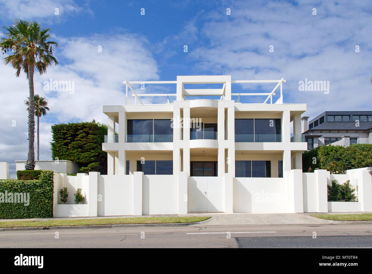 Melbourne, Australia: 03 Aprile 2017: staccata casa di lusso con vista mare sulla costa road presso la spiaggia di Brighton con balconi e una terrazza sul tetto. Foto Stock