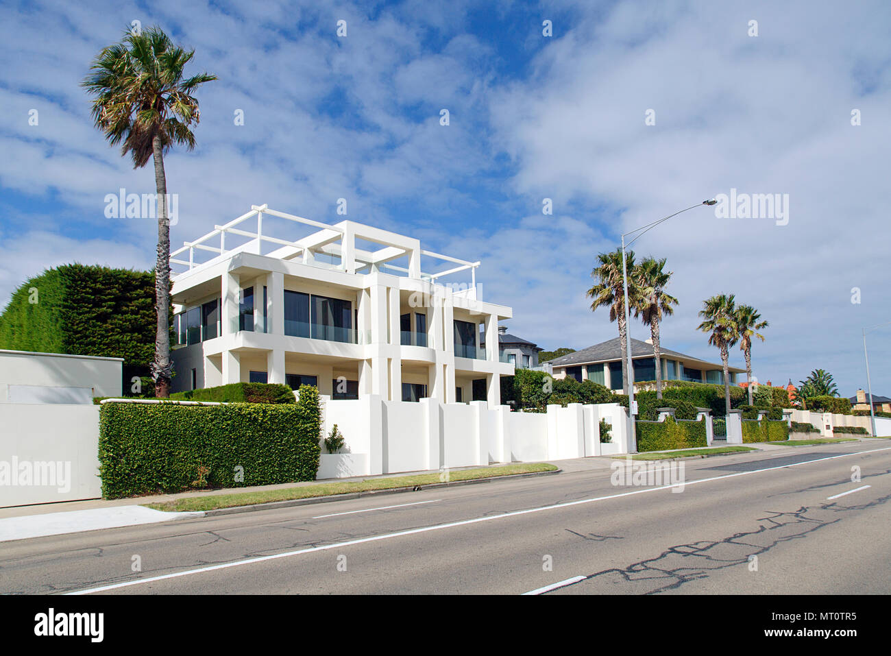 Melbourne, Australia: 03 Aprile 2017: staccata casa di lusso con vista mare sulla costa road presso la spiaggia di Brighton con balconi e una terrazza sul tetto. Foto Stock