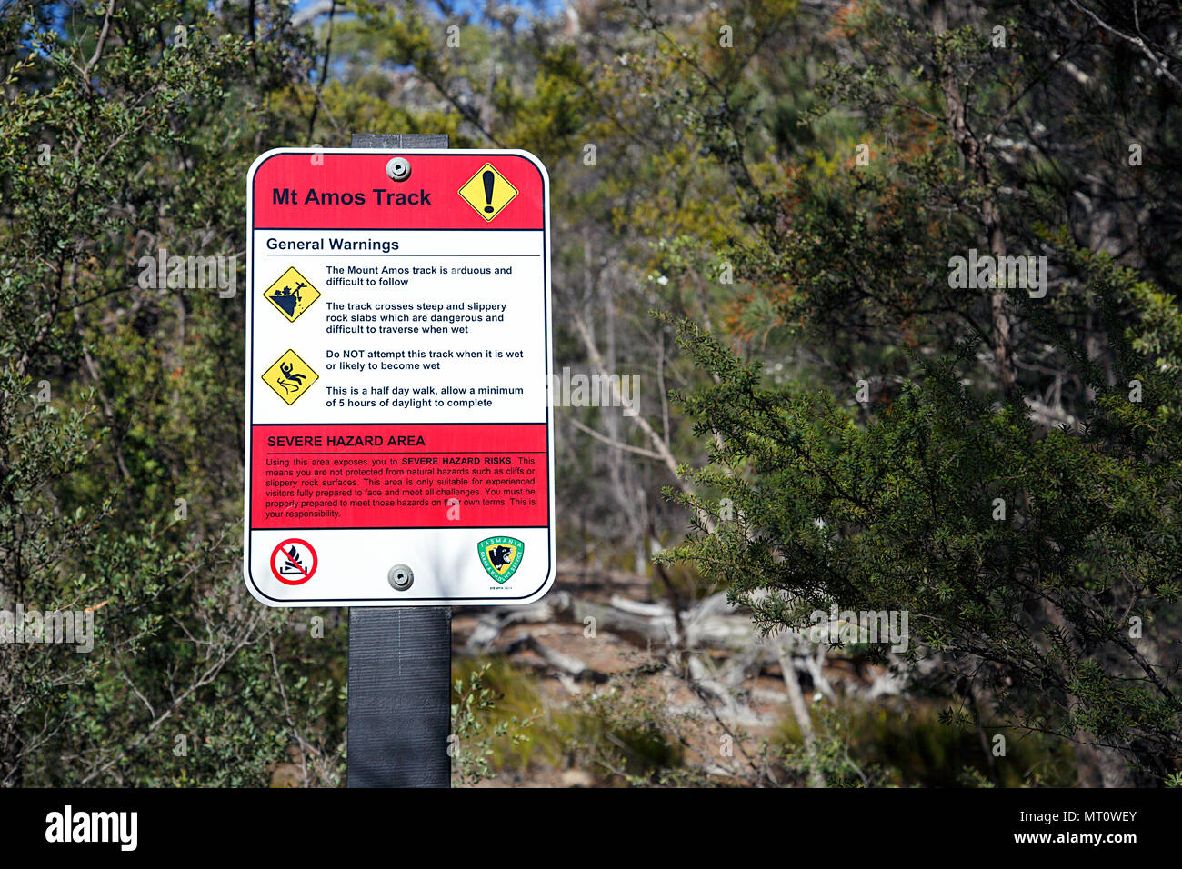 Wineglass Bay, Tasmania, Australia: Marzo, 2018: Segno di avvertimento per il montaggio di Amos nel Parco Nazionale di Freycinet eretto dalla Tasmania Parchi e servizio. Foto Stock