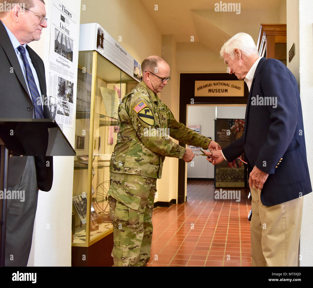 Col. Damon Neil Cluck, direttore del supporto militare, Arkansas Guardia nazionale, detiene il cerimoniale di nastro come costante Col. (Ret) John Fordyce III procede a tagliare il nastro, a significare la grande apertura del Camp Pike presentano durante una cerimonia tenutasi presso la manovra di Robinson Training Center in North Little Rock, arca. Il 20 luglio. (U.S. Esercito nazionale Guard foto di Spc. Stephen Wright) Foto Stock