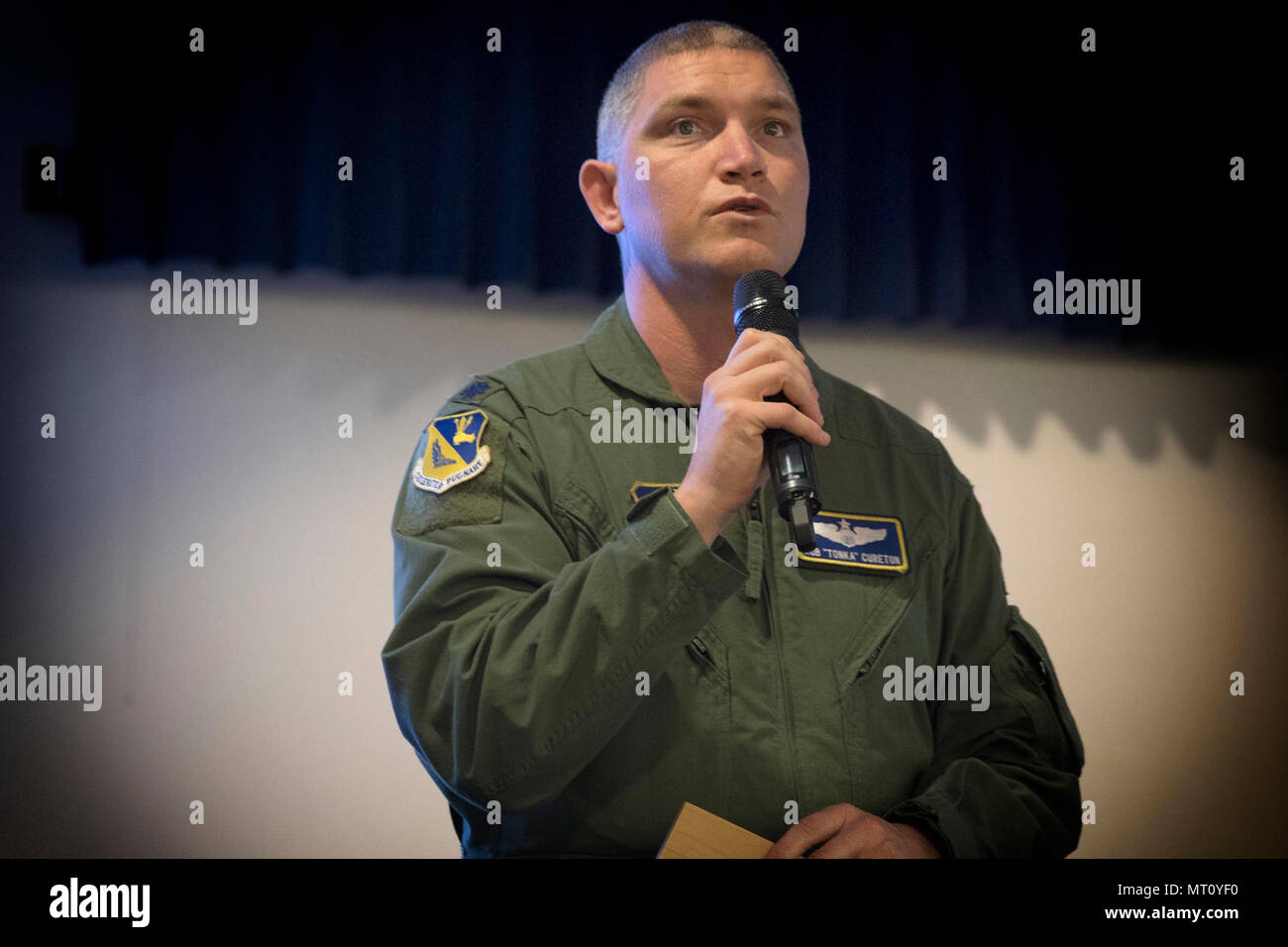 Lt. Col. Robert Cureton, 374 Airlift Wing il capo della sicurezza di volo, dà delle considerazioni finali durante la pianura di Kanto Mid-Air Collision Avoidance e conferenza, a Yokota Air Base, Giappone, 15 aprile 2017. Più di 100 privato piloti giapponesi hanno partecipato alla conferenza per aumentare la consapevolezza e promuovere la sicurezza nei cieli sopra la Yokota e la comunità circostante. Foto Stock