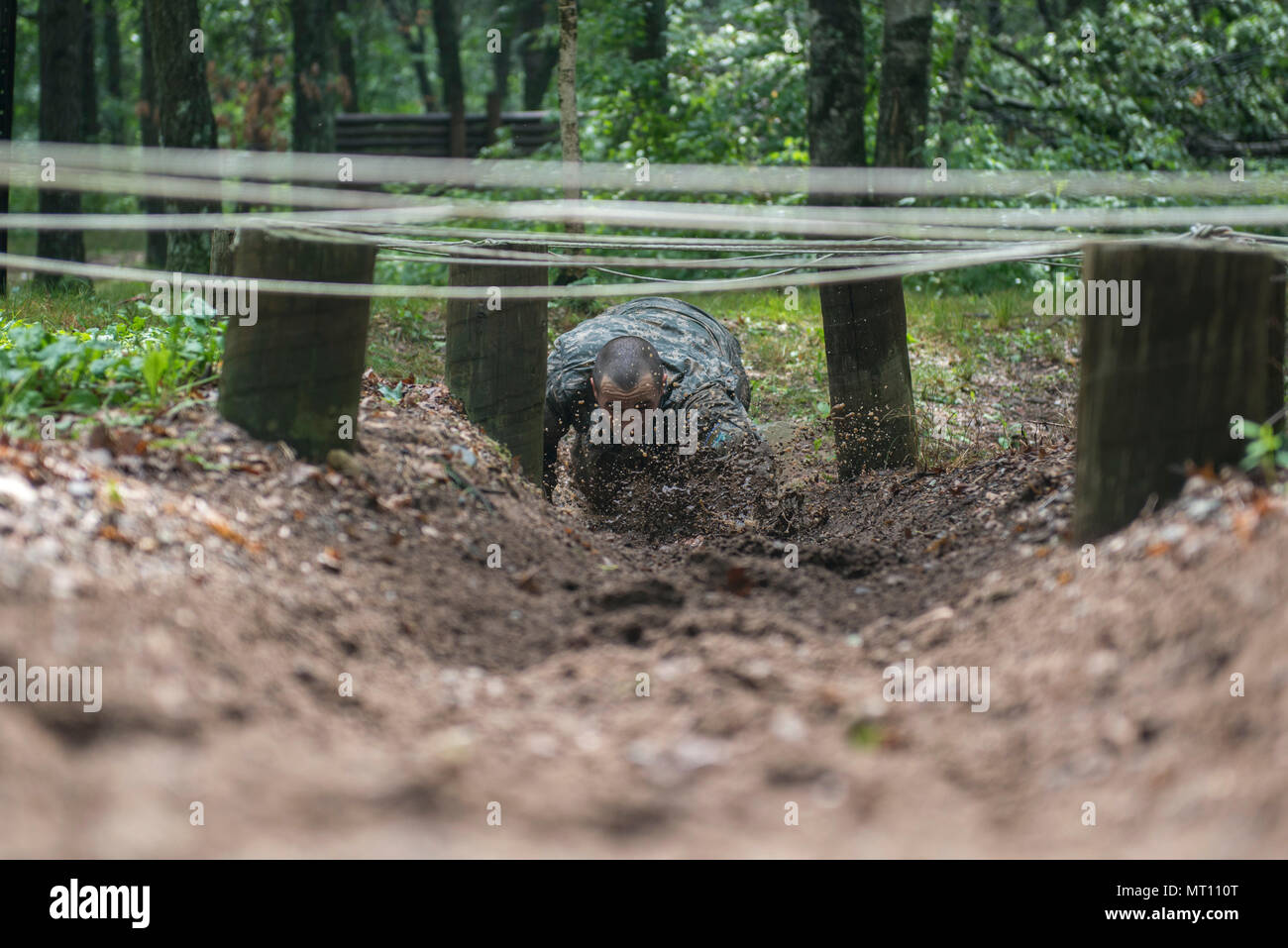 Spc. Brock Mudge, un fante con C Co., 3° Battaglione, 161fanteria, 81st Stryker Brigade Combat Team, Washington Guardia nazionale, diapositive in alta-crawl ostacolo sulla fiducia corso durante il 2017 esercito nazionale Guard guerriero migliore concorrenza sulla luglio 18, 2017, a Camp Ripley, Minn. Questo è stato il quinto appuntamento della giornata i concorrenti completato il secondo giorno della concorrenza. (Minnesota Guardia Nazionale foto di Sgt. Sebastian Nemec) Foto Stock