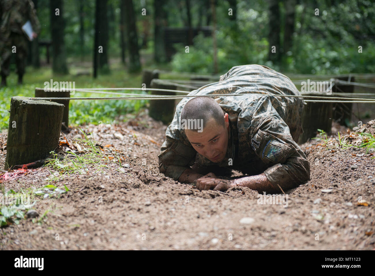 Spc. Brock Mudge, un fante con C Co., 3° Battaglione, 161fanteria, 81st Stryker Brigade Combat Team, Washington Guardia nazionale, crawl attraverso l alto-crawl ostacolo sulla fiducia corso durante il 2017 esercito nazionale Guard guerriero migliore concorrenza sulla luglio 18, 2017, a Camp Ripley, Minn. Questo è stato il quinto appuntamento della giornata i concorrenti completato il secondo giorno della concorrenza. (Minnesota Guardia Nazionale foto di Sgt. Sebastian Nemec) Foto Stock