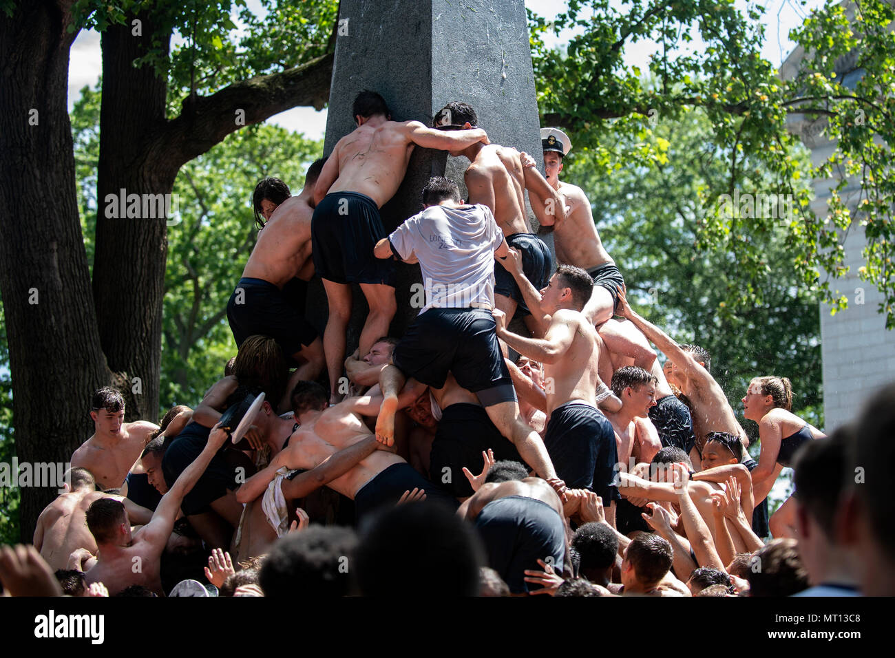 U.S Naval Academy plebes formare una piramide umana intorno imburrato  Herndon un monumento come provano a salire fino alla cima per recuperare un  cappello che simboleggia il completamento con successo del freshman