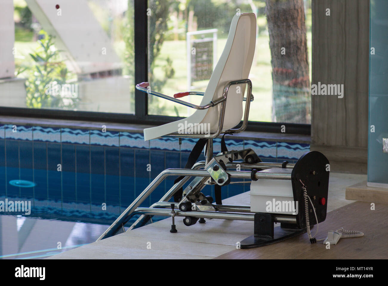 Seggiovia dispositivo per le persone disabili in stretta piscina Foto Stock