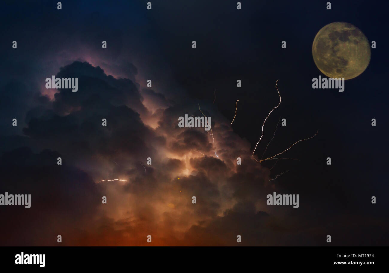 Sfondo drammatico fulmini nel Cielo di tramonto con nuvole scure Luna orbita del pianeta Terra. Foto Stock
