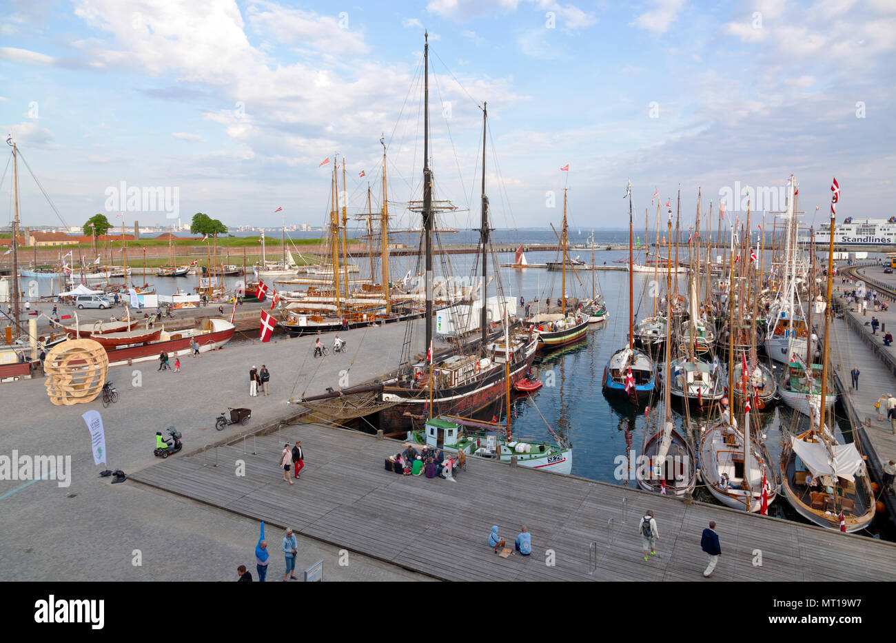 Giorni storico di oltre un centinaio di navi in legno a Elsinore Harbour a Pentecoste / Whitsun nel Helsingør, Elsinore, Danimarca. Foto Stock