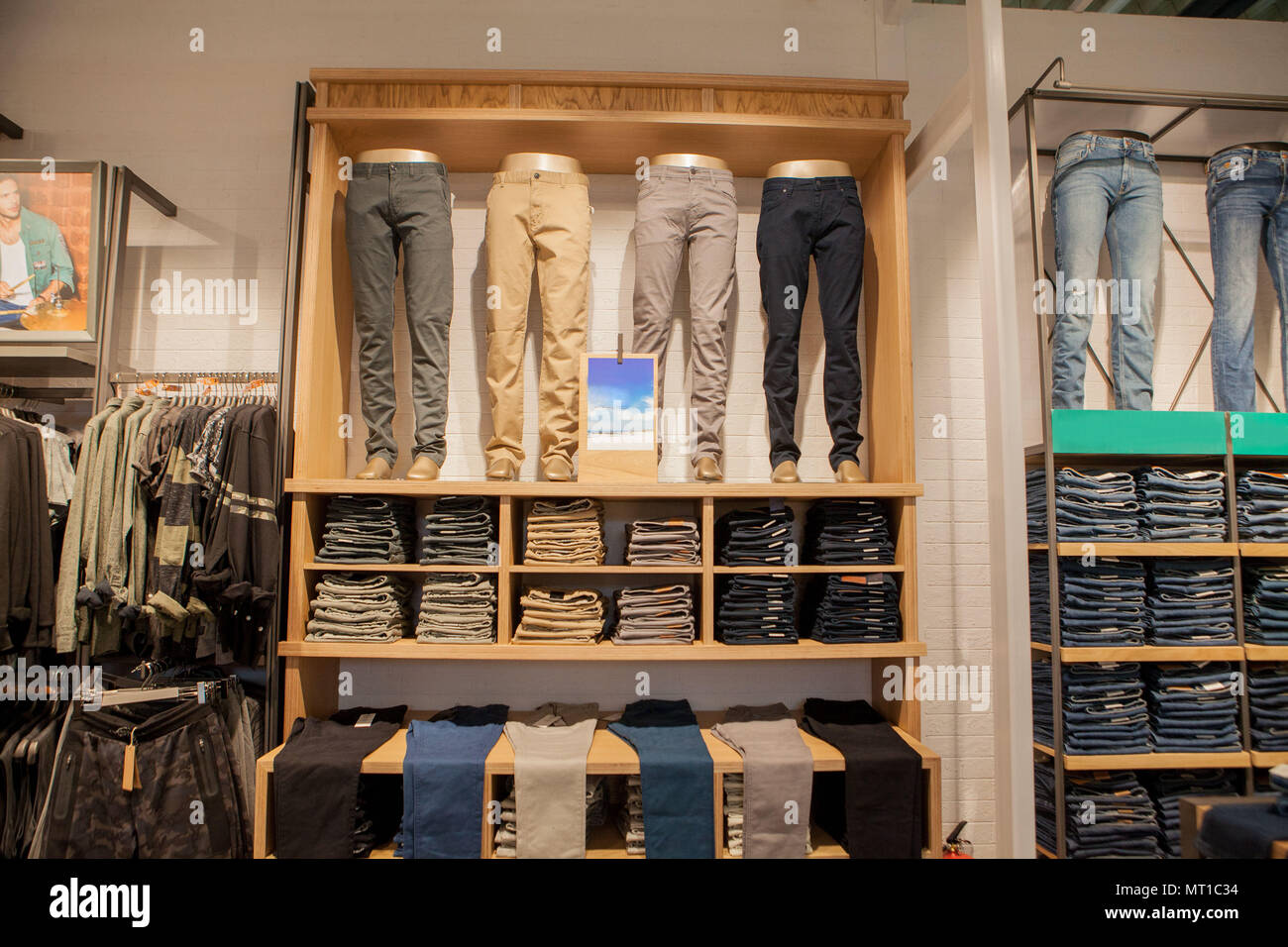 Pantaloni marrone su scaffale del negozio. Marrone collezione Pantaloni  Pantaloni impilati Foto stock - Alamy